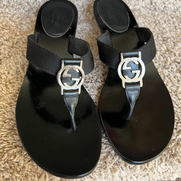 Women´s Black Leather Kitten Heel Thong Sandals.